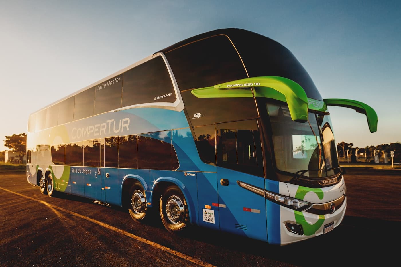 Ônibus com a marca TeamFly